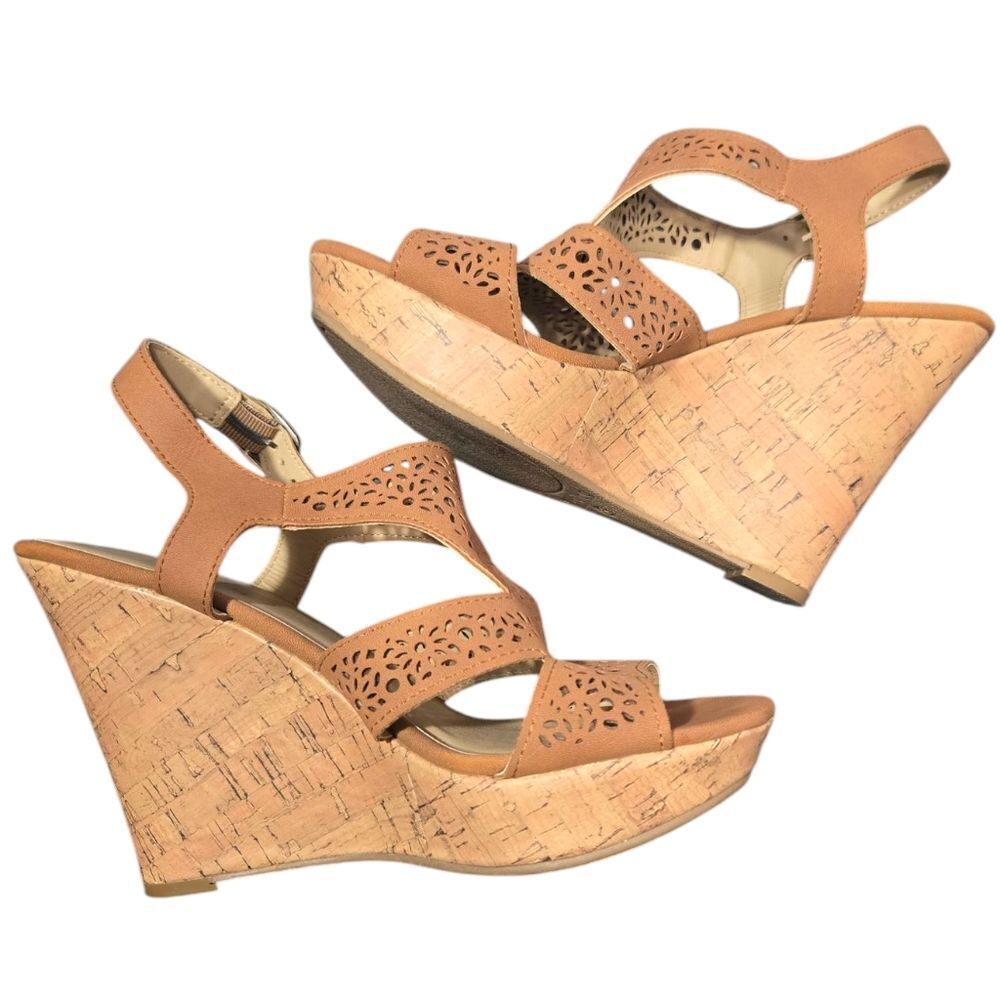 ...me Too Mitzy Tan Wedges Sz 6.5